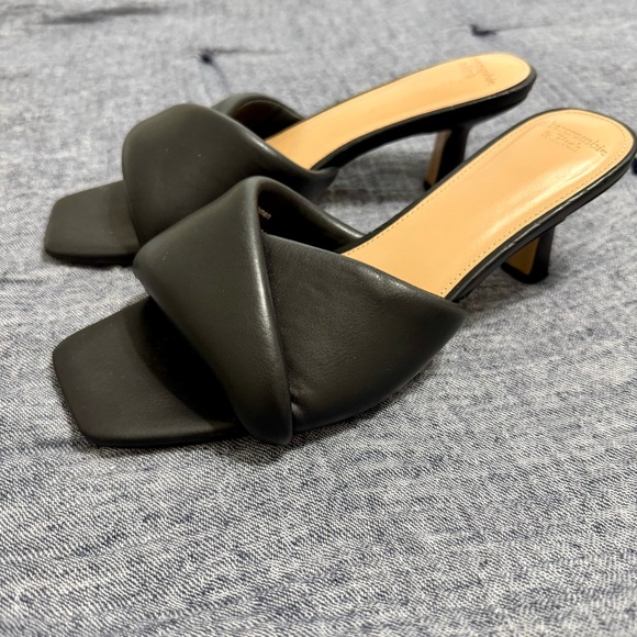 Abercrombie & Fitch Puffy Twist Black Kitten Heels Size 8.5 - Picture 3 of 6